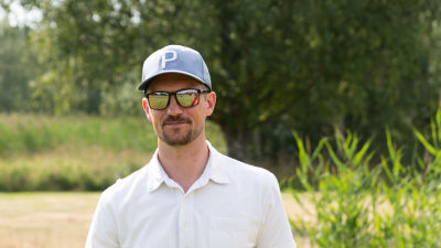 Jonathan Andersson utomhus i grön miljö.