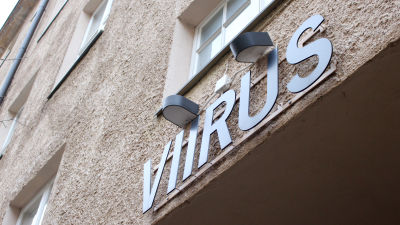 Teater Viirus skylt mot Sjötullsgatan i Kronohagen