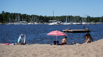 Människor ligger på strand i Vasa