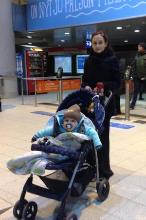 Ensamstående Henna Bergström åker metro, tåg och spårvagn med sonen Arthur varje dag. Hennes resande kommer att begränsas om förslaget godkänns. Henna Bergström