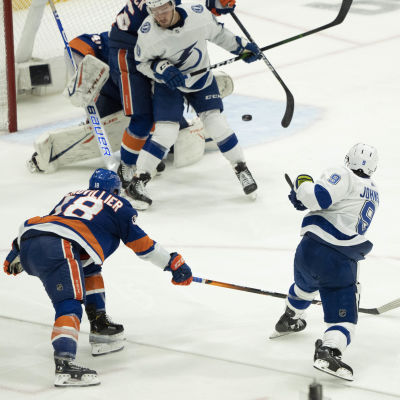 Tyler Johnson skjuter ett skott och reducerar till 2–3.