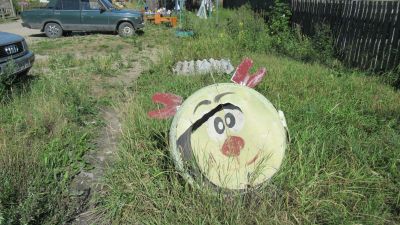En tunna målad till clown.