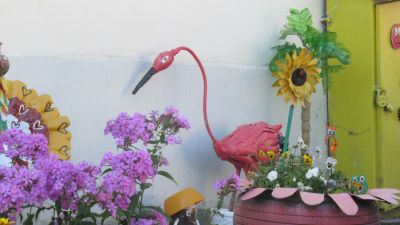 En konstflamingo