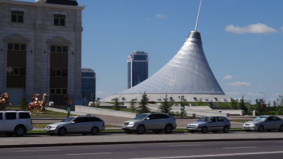 En stor skorstensliknande byggnad i Nur-Sultan.