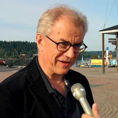 Osmo Vänskä haastattelussa Lahden satamassa.