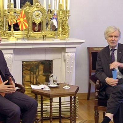 Makedonian ulkoministeri Nikola Poposki ja Suomen ulkoministeri Erkki Tuomioja.