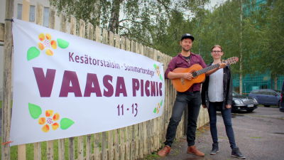 Dennis Mänty uppträder på Vasa picnic och Vasa stads kulturchef Mia Wiik