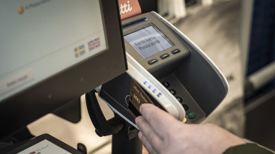 Lähimaksutapahtuma käynnissä ruokakaupassa