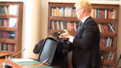 Den åtalde äggsamlare med sin advokat