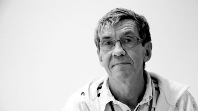 Yle-redaktören Hans Johansson. Svartvit bild.