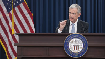 Fed-chefen Jerome Powell håller en presskonferens efter beslutet.