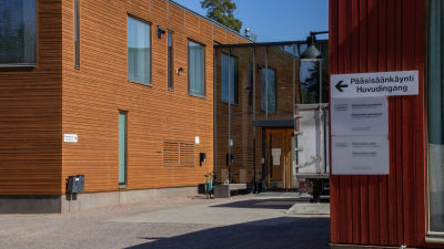 Ingången till en skolbyggnad.
