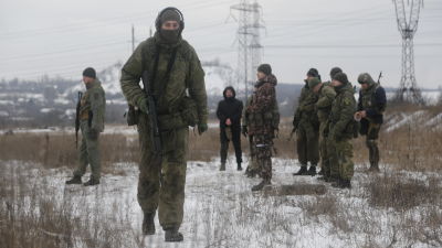 Proryska soldater vid en övning på en åker. 