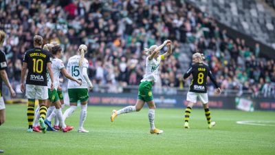 Alice Carlsson firar mål.