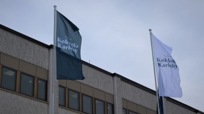 Flaggor utanför stadshuset i Karleby.