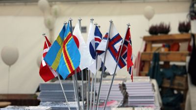 Nio nordiska flaggor i bordsformat.