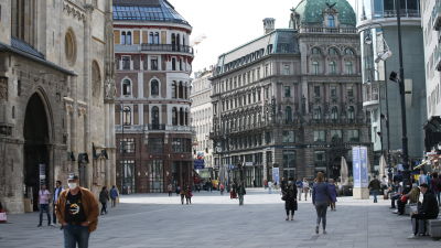 Människor promenerar omkring på en gata i centrum av Wien. 
