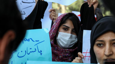En kvinna demonstrerar i Afghanistans huvudstad Kabul.