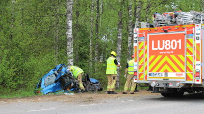 skrotad bil vid vägkanten