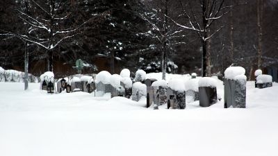 Kyrkogård under snötäcke.