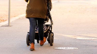 Mamma med barnvagn