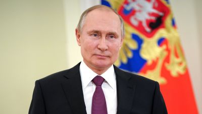 Rysslands president Vladimir Putin talar med anledning av en officiell helgdag den 27 mars 2021.