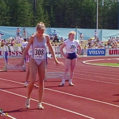 Ringa Ropo 80-luvun tv-lähetyksessä valmistautumassa juoksuradalla.