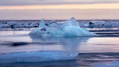 Is vid Arktis som smälter i havet