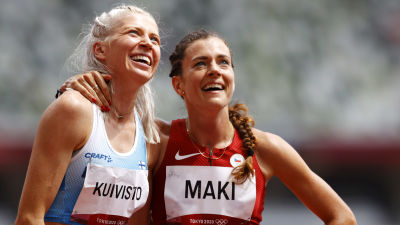 Sara Kuivisto och Kristiina Mäki kramar om varandra.