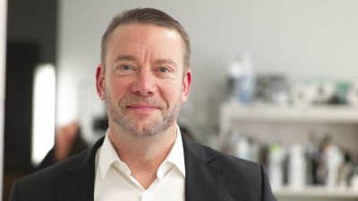 Stefan Wallin innan Svenska Yles valstudio.