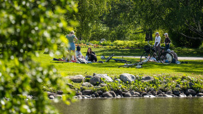 En park med människor.