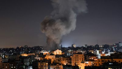 Rök stiger över byggnader i Gaza efter bombningar tidigt under lördagsmorgonen 15.5.2021.