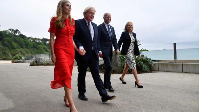 Boris Johnson med hustrun Carrie samt Joe Biden med hustrun Jill