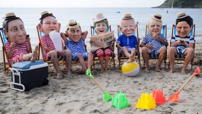 Aktivister från hjälporganisationen Oxfam demonstrerade på en strand i Cornwall på lördagen, utklädda till G7-ledarna.