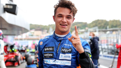 Lando Norris firar pole position.