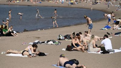 Människor på Sandudds badstrand i Helsingfors .
