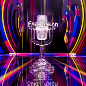 Euroviisujen palkintopatsas värikkäästi valaistulla lavalla.