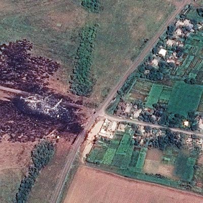 Heinäkuun 22. päivä julkaistu satelliittikuva näyttä HM17-lennon putoamispaikan Itä-Ukrainassa.