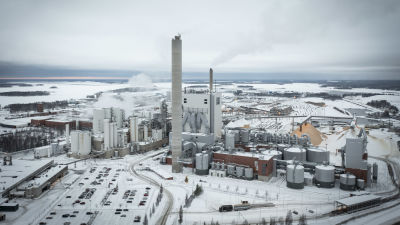 Industriområde i Jakobstad. I förgrunden UPM:s skorsten. Nere till vänster finns Walki och längre bak finns bland annat Alholmens Kraft.  