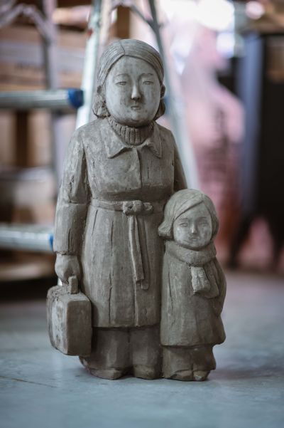 En av Won-geuns skulpturer på sin mor och sin syster.