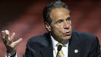 Andrew Cuomo talar och håller upp ena handen i en gestikulering.