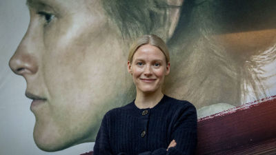 Laura Birn framför Helene-filmaffischen.
