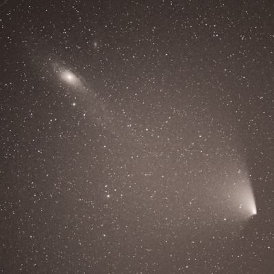 Keväällä 2013 näkynyt PanSTARRS-komeetta muodosti leveän pyrstön juuri silloin, kun se oli lähellä Andromedan galaksia.