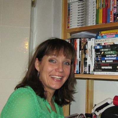 Niina Lahtisen perheen kirjahyllystä löytyy huumoriosasto