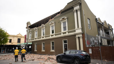 Fasaden på en byggnad som rasat i en jordbävning i Australien.