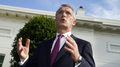 Natos generalsekreterare Jens Stoltenberg ger en presskonferens utanför Vita Huset i Washington.