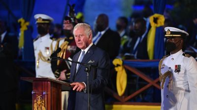 Storbritanniens kronprins Charles håller tal.