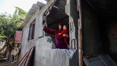 Palestinsk kvinna med barn i Beit Hanoun i Gaza efter Israels bombningar 29.8.2021