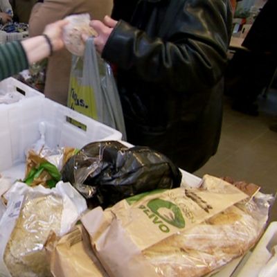 Leipäjono Helsingissä huhtikuussa 2013.