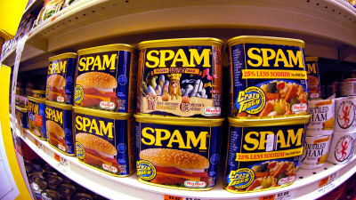 Spam-säilykepurkkeja kaupan hyllyllä